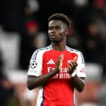 Bukayo Saka é visto aplaudindo torcedores do Arsenal após a vitória sobre o Paris Saint-Germain