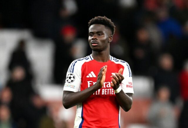 Bukayo Saka é visto aplaudindo torcedores do Arsenal após a vitória sobre o Paris Saint-Germain