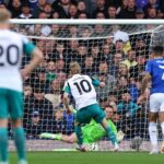 O goleiro do Everton, Jordon Pickford, defende o pênalti de Anthony Gordon no primeiro tempo