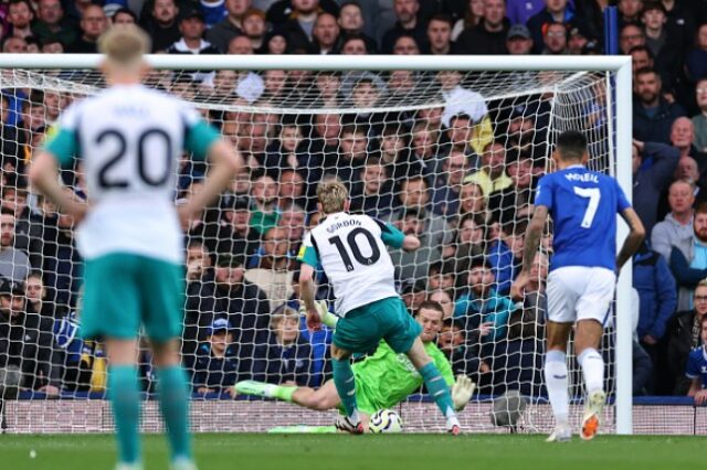 O goleiro do Everton, Jordon Pickford, defende o pênalti de Anthony Gordon no primeiro tempo