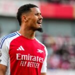 O jogador do Arsenal, William Saliba, reage durante o jogo da Premier League contra o Southampton, nos Emirados