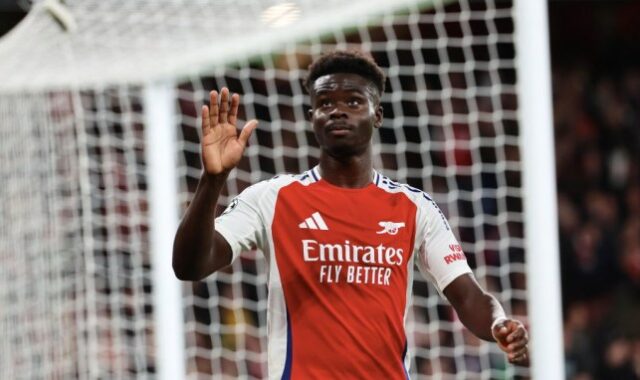 Bukayo Saka jogando pelo Arsenal na Liga dos Campeões