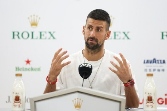 Novak Djokovic fotografado falando em uma coletiva de imprensa no Masters de Xangai de 2024