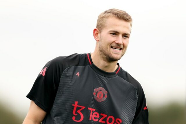 Matthijs de Ligt, do Manchester United, reage durante o treinamento da Fase MD2 da UEFA Europa League 2024/25 e conferência de imprensa no Carrington Training Ground 