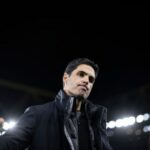 Mikel Arteta, técnico do Arsenal, reage durante a partida da Fase MD2 da Liga dos Campeões da UEFA 2024/25 entre Arsenal FC e Paris Saint-Germain