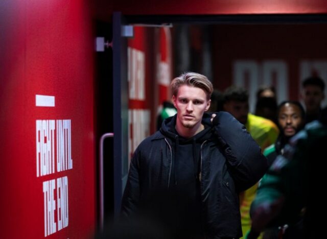 Martin Odegaard, do Arsenal, sai do túnel durante a partida da Fase MD2 da Liga dos Campeões da UEFA 2024/25 entre Arsenal FC e Paris Saint-Germain