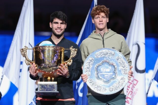 Carlos Alcaraz e Jannik Sinner posam para foto com seus troféus após a final do Aberto da China de 2024