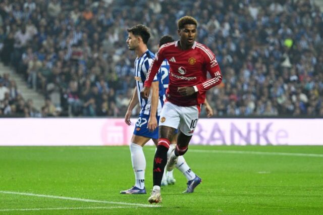 Marcus Rashford, do Manchester United, comemora o primeiro gol da sua equipe durante o jogo da Fase MD2 da UEFA Europa League 2024/25 entre FC Porto e Manchester United