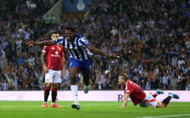 Samu Omorodion, estrela do Porto, marca contra o Manchester United