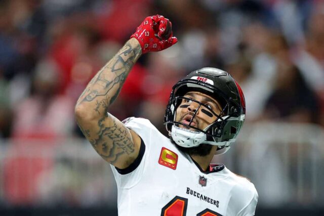 ATLANTA, GEÓRGIA - 03 DE OUTUBRO: Mike Evans nº 13 do Tampa Bay Buccaneers comemora após marcar um touchdown contra o Atlanta Falcons durante o segundo quarto no Mercedes-Benz Stadium em 03 de outubro de 2024 em Atlanta, Geórgia. 