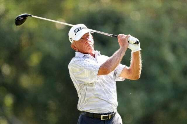 Reed Hughes, dos Estados Unidos, joga sua tacada do 16º tee durante a segunda rodada do Sanderson Farms Championship 2024 