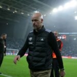 Erik ten Hag observa após o jogo da Fase MD2 da UEFA Europa League 2024/25