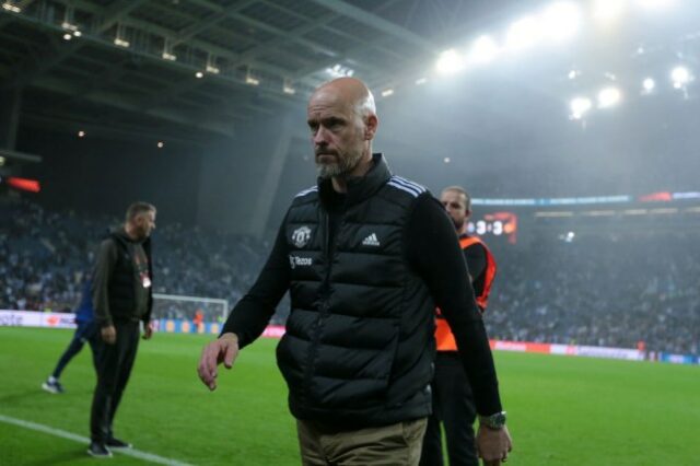 Erik ten Hag observa após o jogo da Fase MD2 da UEFA Europa League 2024/25