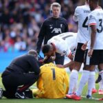 Alisson Becker, do Liverpool, é consolado pelo companheiro de equipe Cody Gakpo enquanto recebe tratamento médico após uma lesão durante a partida da Premier League entre Crystal Palace FC e Liverpool FC