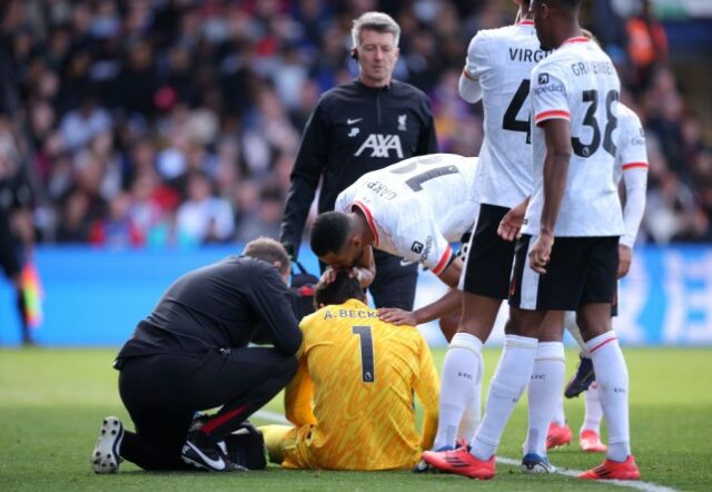 Alisson Becker, do Liverpool, é consolado pelo companheiro de equipe Cody Gakpo enquanto recebe tratamento médico após uma lesão durante a partida da Premier League entre Crystal Palace FC e Liverpool FC 