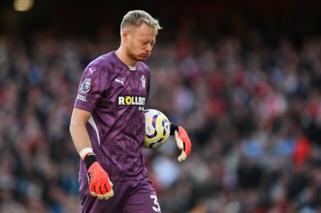 Aaron Ramsdale fotografado parecendo abatido depois que o Arsenal marcou contra o Southampton