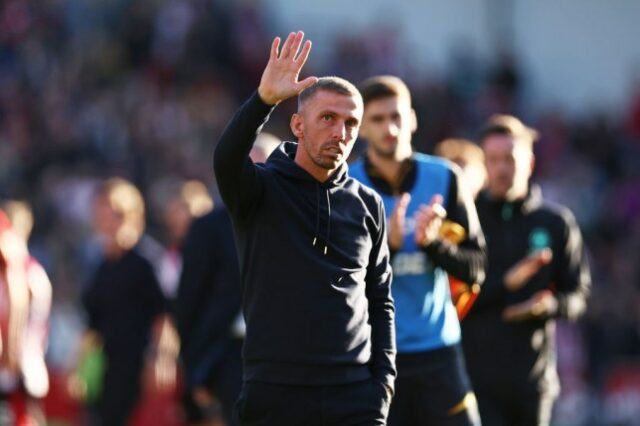 Gary O'Neil, técnico do Wolverhampton Wanderers, agradece aos torcedores após o jogo da Premier League entre Brentford FC e Wolverhampton Wanderers FC