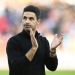 Mikel Arteta, técnico do Arsenal, agradece aos torcedores após a partida da Premier League entre Arsenal FC e Southampton FC