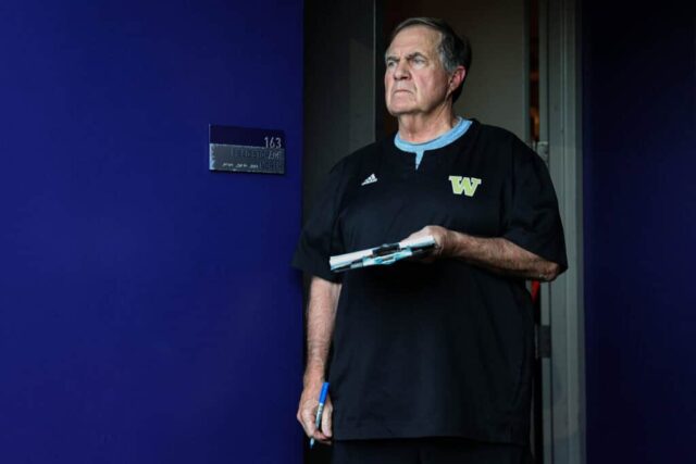 SEATTLE, WASHINGTON - 05 DE OUTUBRO: Bill Belichick, ex-técnico da NFL, observa durante o jogo entre o Washington Huskies e o Michigan Wolverines no Husky Stadium em 05 de outubro de 2024 em Seattle, Washington.