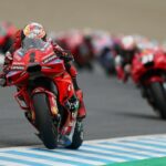 O piloto de MotoGP lidera o pelotão na primeira volta da corrida no Japão.