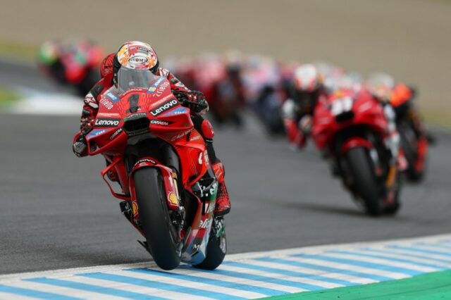 O piloto de MotoGP lidera o pelotão na primeira volta da corrida no Japão.