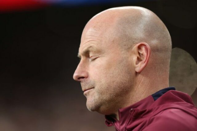 Lee Carsley, técnico interino da Inglaterra, parece desapontado e abatido durante a partida do Grupo B2 da Liga B da UEFA Nations League 2024/25 entre Inglaterra e Grécia, no Estádio de Wembley