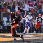 CINCINNATI, OHIO - OUTUBRO 06: Tee Higgins # 5 do Cincinnati Bengals comemora um touchdown contra o Baltimore Ravens durante o terceiro quarto no Paycor Stadium em 06 de outubro de 2024 em Cincinnati, Ohio.