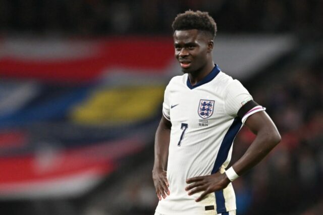 Bukayo Saka observa durante a partida da Liga das Nações da UEFA entre Inglaterra e Grécia, no Estádio de Wembley