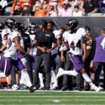 CINCINNATI, OHIO - OUTUBRO 06: Marlon Humphrey # 44 do Baltimore Ravens comemora uma interceptação contra o Cincinnati Bengals durante o quarto período no Paycor Stadium em 06 de outubro de 2024 em Cincinnati, Ohio.