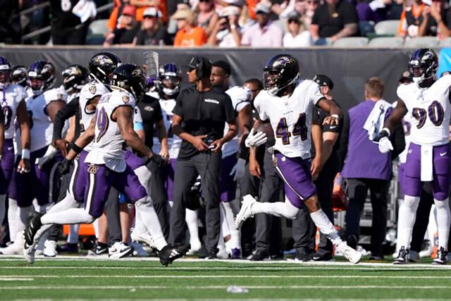 CINCINNATI, OHIO - OUTUBRO 06: Marlon Humphrey # 44 do Baltimore Ravens comemora uma interceptação contra o Cincinnati Bengals durante o quarto período no Paycor Stadium em 06 de outubro de 2024 em Cincinnati, Ohio. 