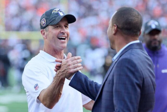 CINCINNATI, OHIO - 06 DE OUTUBRO: O técnico John Harbaugh do Baltimore Ravens reage após derrotar o Cincinnati Bengals na prorrogação no Paycor Stadium em 06 de outubro de 2024 em Cincinnati, Ohio. 