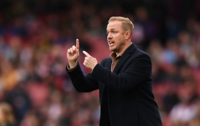 Jonas Eidevall, técnico do Arsenal, dá instruções à sua equipe durante a partida da Barclays Women's Super League entre Arsenal e Everton no Emirates Stadium