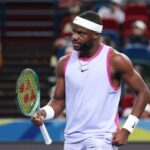 Frances Tiafoe, dos Estados Unidos, reage na partida de simples masculina da 2ª rodada contra Yi Zhou, da China, no dia 8 do Shanghai Rolex Masters de 2024