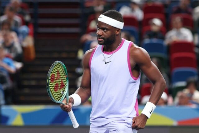 Frances Tiafoe, dos Estados Unidos, reage na partida de simples masculina da 2ª rodada contra Yi Zhou, da China, no dia 8 do Shanghai Rolex Masters de 2024 