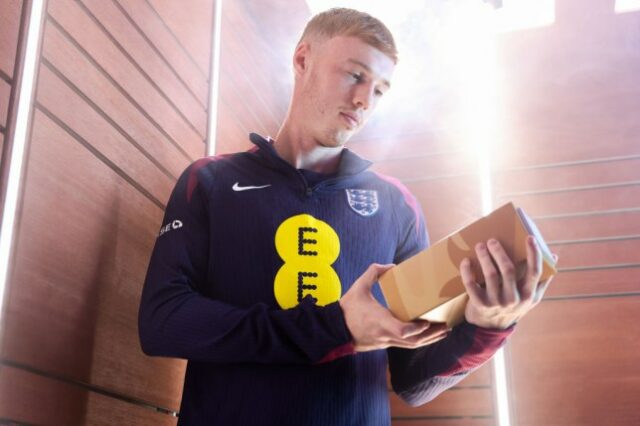 Cole Palmer, da Inglaterra, posa para uma foto com o prêmio de Jogador Sênior Masculino do Ano da Inglaterra em St Georges Park 