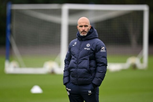 O técnico Enzo Maresca do Chelsea durante uma sessão de treinamento no Chelsea Training Ground