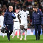 Bukayo Saka, da Inglaterra, parece abatido ao deixar o campo com uma lesão durante a partida do Grupo B2 da Liga B da UEFA Nations League 2024/25 entre Inglaterra e Grécia