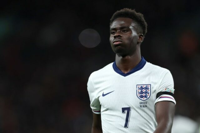     Bukayo Saka, da Inglaterra, observa durante a partida do Grupo B2 da Liga B da UEFA Nations League 2024/25 entre Inglaterra e Grécia, no Estádio de Wembley 