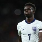 A estrela do Arsenal, Bukayo Saka, sofreu uma lesão no tendão da coxa