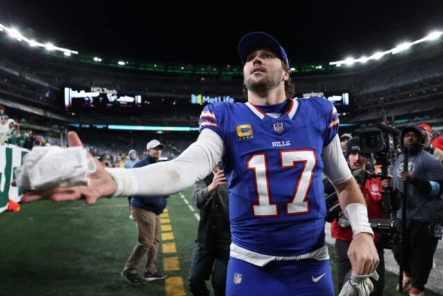 EAST RUTHERFORD, NOVA JERSEY - 14 DE OUTUBRO: Josh Allen nº 17 do Buffalo Bills interage com os fãs após uma vitória sobre o New York Jets no MetLife Stadium em 14 de outubro de 2024 em East Rutherford, Nova Jersey.