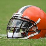 Um capacete do Cleveland Browns repousa em campo antes do jogo contra o Philadelphia Eagles no Lincoln Financial Field em 11 de setembro de 2016 na Filadélfia, Pensilvânia. Os Eagles derrotaram os Browns por 29-10.