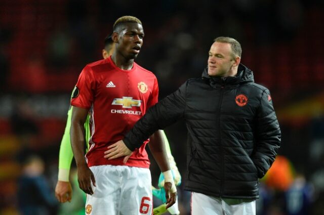 Paul Pogba fotografado ao lado de Wayne Rooney no Manchester United em 2017