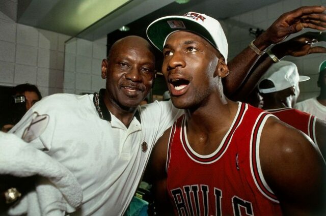 Michael Jordan, nº 23 do Chicago Bulls, comemora a vitória do campeonato da NBA com seu pai após o sexto jogo das finais da NBA de 1993, em 20 de junho de 1993, na America West Arena em Phoenix, Arizona.