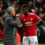 Paul Pogba, do Manchester United, conversa com José Mourinho, técnico do Manchester United, durante a partida da Premier League entre Tottenham Hotspur e Manchester United