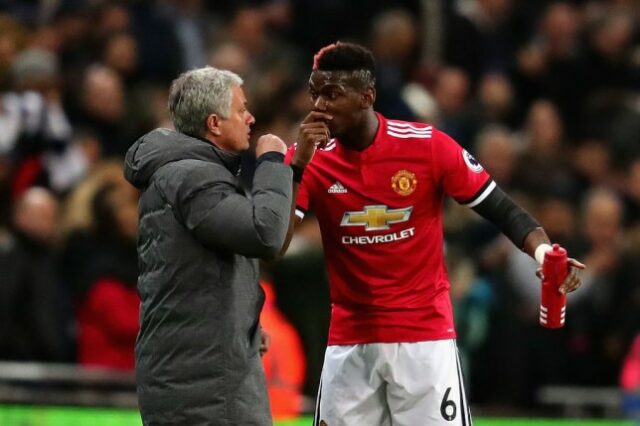 Paul Pogba, do Manchester United, conversa com José Mourinho, técnico do Manchester United, durante a partida da Premier League entre Tottenham Hotspur e Manchester United