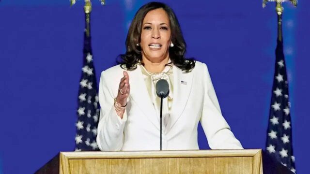 Kamala Harris ajuda a embalar caixas de ajuda para vítimas do furacão na Carolina do Norte