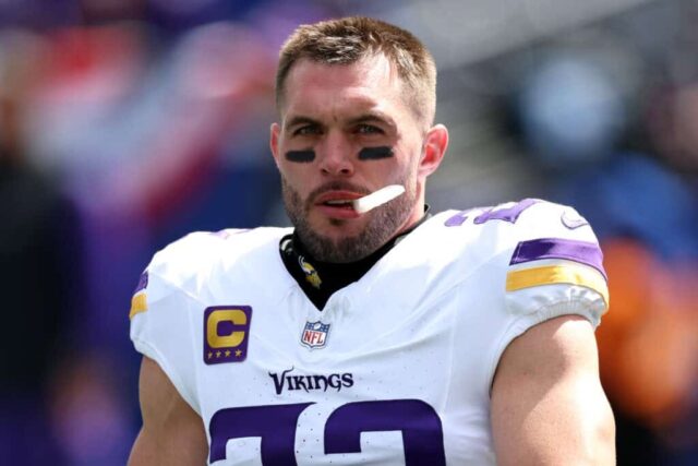 EAST RUTHERFORD, NOVA JERSEY - 08 DE SETEMBRO: Harrison Smith nº 22 do Minnesota Vikings observa antes do jogo contra o New York Giants no MetLife Stadium em 08 de setembro de 2024 em East Rutherford, Nova Jersey. 