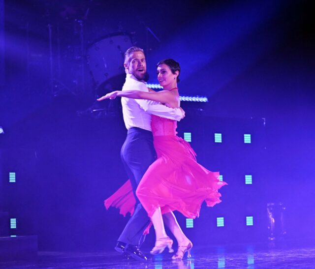 Derek Hough e Hayley Erbert dançando