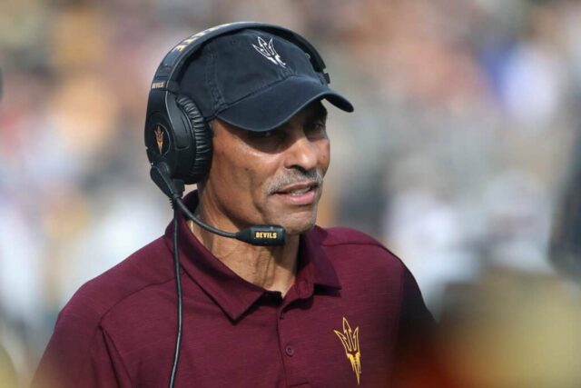 TEMPE, ARIZONA - NOVEMBRO 09: O técnico Herm Edwards do Arizona State Sun Devils fica à margem durante a primeira metade do jogo da NCAAF contra os Trojans do USC no Sun Devil Stadium em 09 de novembro de 2019 em Tempe, Arizona.