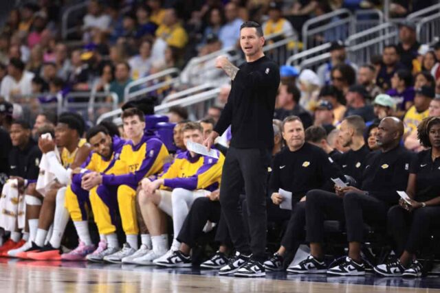 PALM SPRINGS, CALIFÓRNIA - OUTUBRO 04: O técnico do Los Angeles Lakers, JJ Redick, observa do banco durante a primeira metade de um jogo contra o Minnesota Timberwolves na Acrisure Arena em 04 de outubro de 2024 em Palm Springs, Califórnia. 